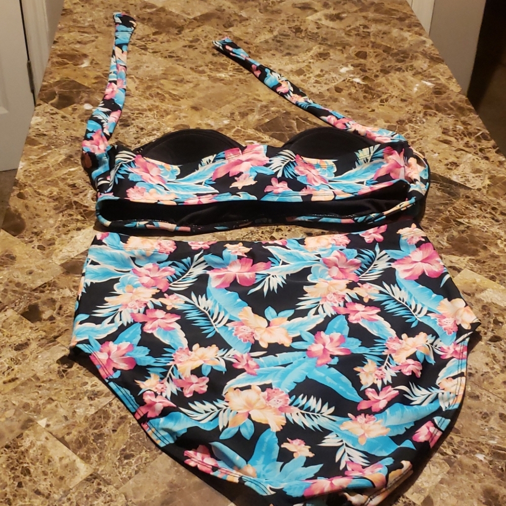 Bikini - Picture 2 of 2